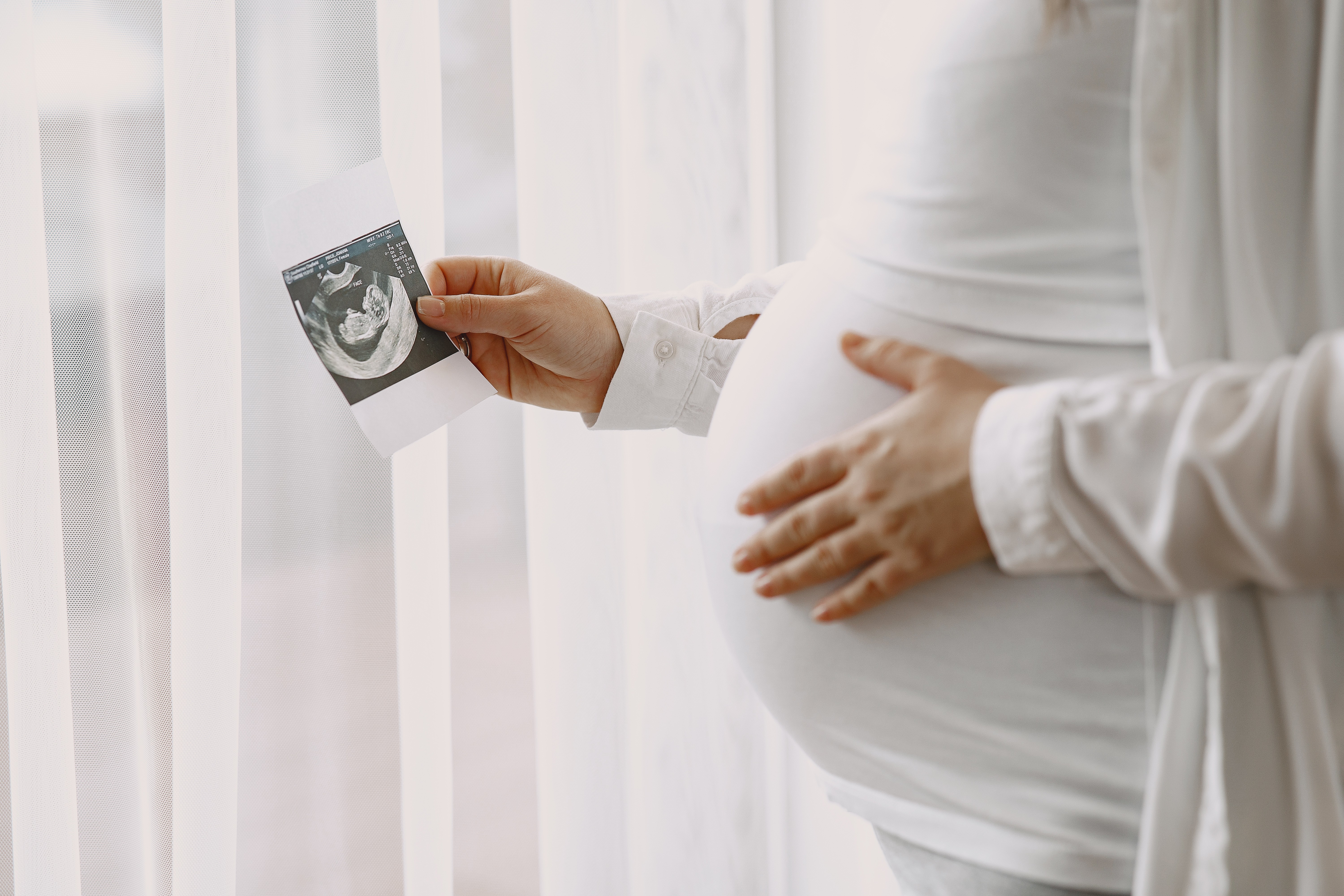kehamilan muda, tanda bahaya kehamilan, nyeri perut saat hamil, mual muntah berlebihan, perdarahan saat hamil muda, trimester pertama, Bunda, si Kecil